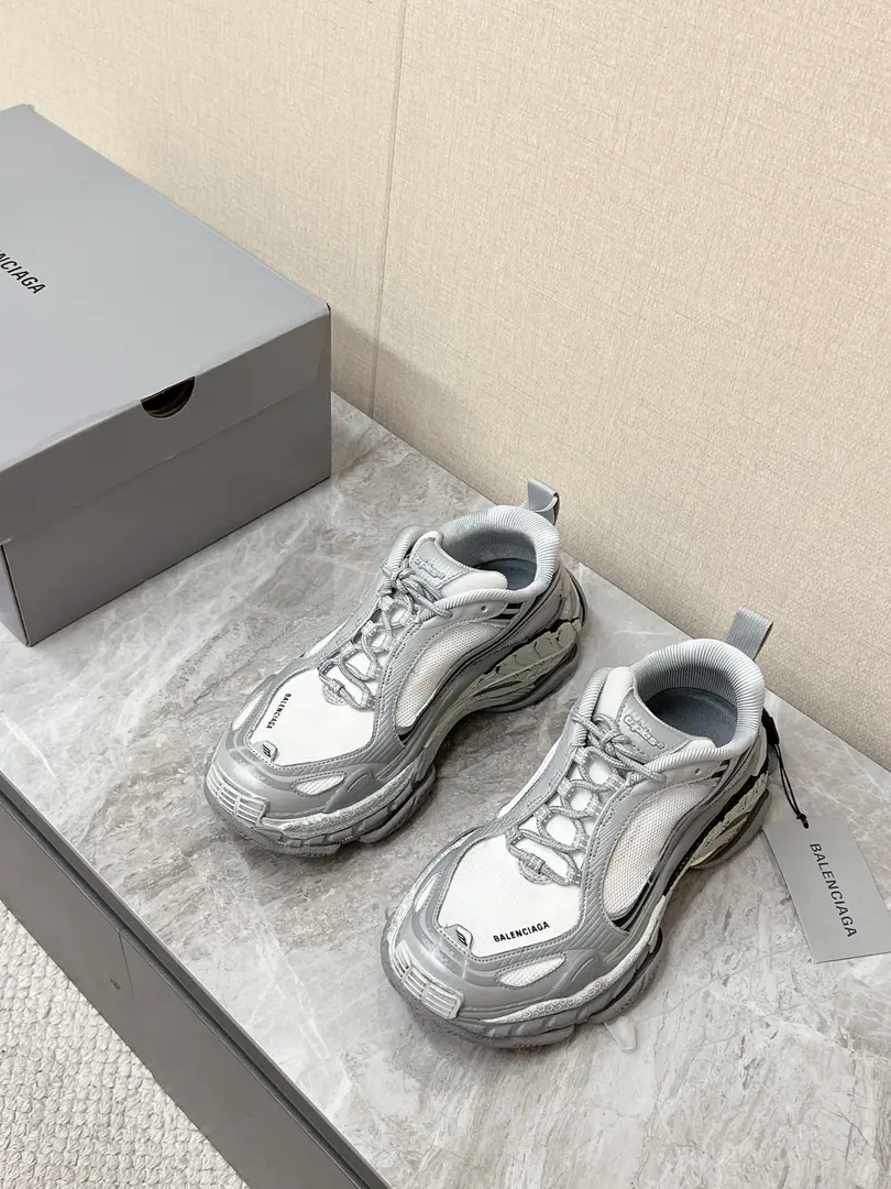 Parisian.BalenciagaThe latest couple's money in Spring and Summer.Triple S.2 Dad's shoes. A superstar, red grass. Shoes.68Independent Component Composition It's going on.Triple SThe series of iconic layers to expand the soles of shoes Three different tattoos of the tires are sculpted. It's a re-entry of the old wear and tear. And the whole picture is much longer. And a sense of the street and the future. Shoes are covered with a net.+Leather Collapse A delicate mix of old crafts. The shoe side is branded. The tiara with the tongue and the back is easy to wear. The soles are multilayered structures. Not only do you see the effect on your own. And it's raised the shock and the ground. It's lighter than the first generation. It's less burdensome to wear. Original Group BottomSize: Women35-40 Men39-45