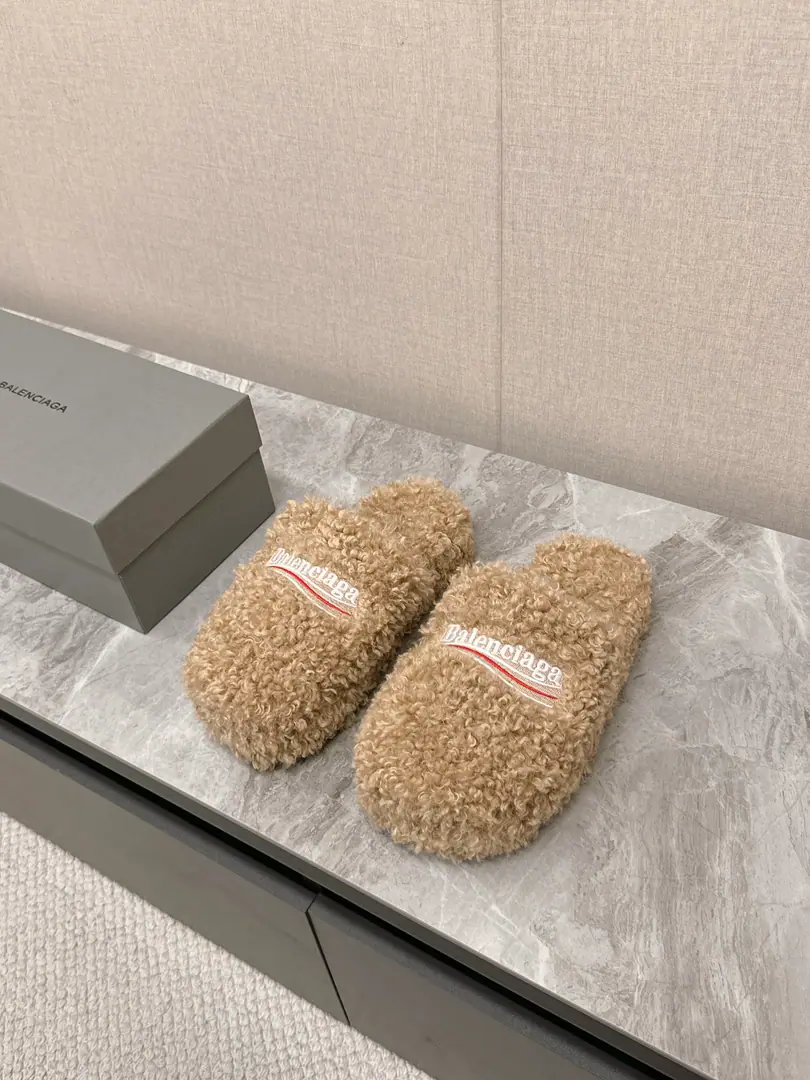 𝐁𝐀𝐋𝐄𝐍𝐂𝐈𝐀𝐆𝐀｜𝐒𝐒 𝐧𝐞𝐰 BalenciagaParisian. New couple tow Coke embroidered cotton-coated slippers Top Version🔝The Parisian family is so hot. Couple size. Fashion Fairy and the Euro-American Star Lover. Provision for winter The fashion is not over-optimal. ♡show details Shoe slanting, cotton-grew. A special fluffy softness., Skin. I feel so comfortable. A fine hand-sewing walk. EmbroiderylogoThe high-level is full. Original natural rubber smooth-for-brand grinding ground The new original package with the cabinet. Codes: Women35-40 Men39-44【Men need to be booked.】