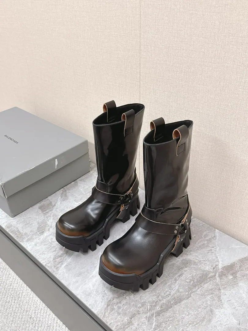 BALENCIAGA Parisian.Bulldozer BootsBulldozer Series A superstar, red grass. Original copy copy Details are visible. The Parisian design style has been a lot of attention..A cool double. Dark.Motorcycle.It's a bit of a bad move., Artistic Artistic Articure The bulldozers are a couple of dimples and can wear them everyday. Fabulous.: Black-coated cow skin. Uchi.: Cowskin. Coarse rubber combinations, large bottom Get up there and up.8cm Codessize: 40-46
