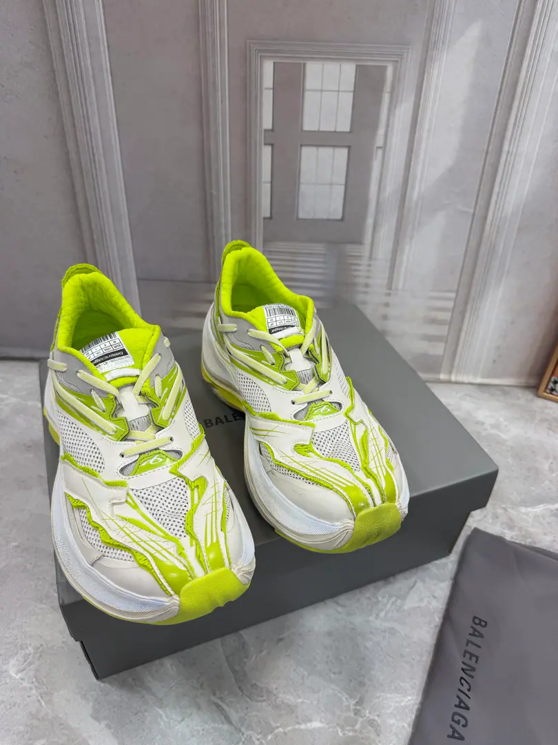 Balenciaga Parisian. New paragraph RaderSeries Leisure shoes. It's different from the thickest of the past. The thick, glum shoe structure. BALENCIAGA Action!「Try water.」More restraint and more condensed shoe money. For example...Monday, Circuits And the release of the previous period. Hamptons I've given up my thick, pompous shoes. I'll flatten it with a new shoe., It's a sticky one. The core of the thin bottom shoe contour I'm going to make a more light gesture. The shoe surfaces are using space technology to connect to the3DPress Gradient Material Collapse Combining the sidebills of old processing and metal quality Shaping a strong visual shock Original open-cut double-colour rubber bottom Codes: 35-45（Women40 Men45.46I'll make sure I don't change it.）