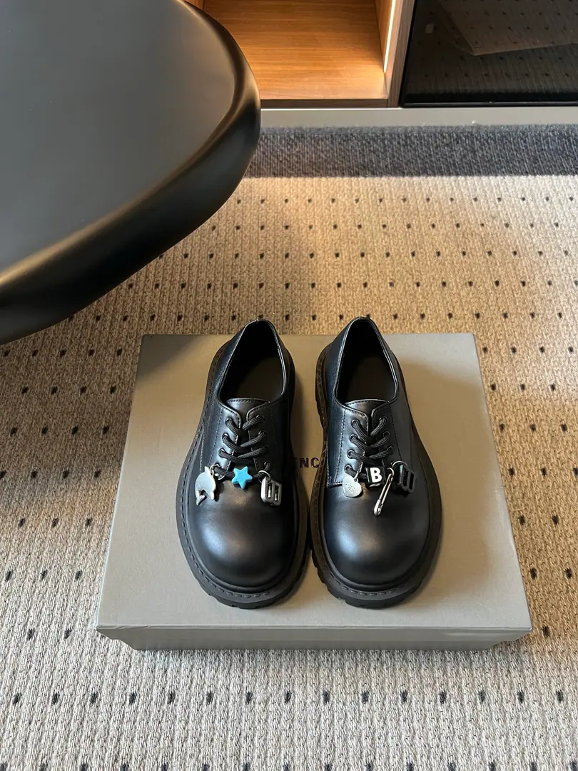 Balenciag*26ssSummer's new Deedby shoes. The cool, old-fashioned, high-level, Deed Belaf., The shoe stripes are tough and stylish., I'm gonna have to get a wide shoe. I'm gonna get a wide shoe., It's easy to wear with a nice handy foot.. I'm doing a job on the line., The whole thing's full., It's a fashionable and draconian thing., It's a treasure shoe that can be worn again and again in four seasons a year.. Shoe.: Bullskins. Uchi.: Bullskins. Otsumi!: Rubber Bottom size: 35-41Code（40, 41Code custom is not to be changed） He's tall.: 4cm
