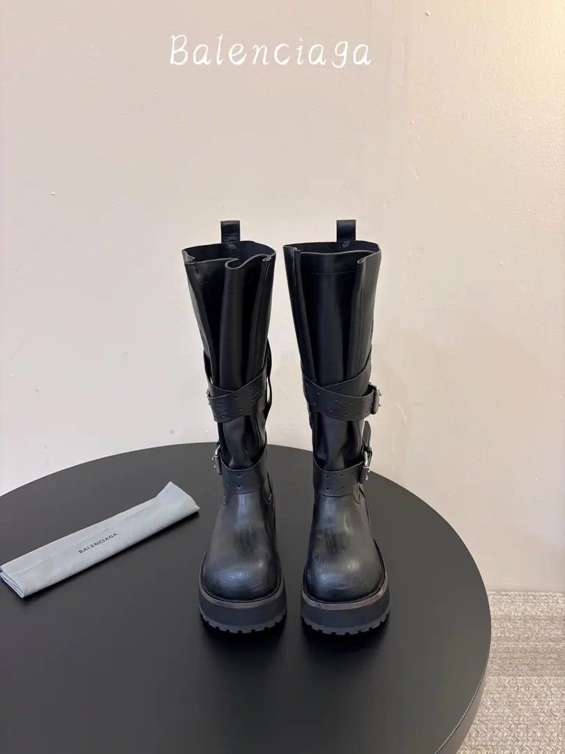 Boots. - It's a boot. Men➕30 Parisian.26 Fall pre-order New Balenciaga FW26 Venom Boots by balenciaga The most cool poison boots in the upgrade.！ Dark engine wind.！I'm going out to blow up the air field. Original plant data-Original1:1Restore Details The venom boots are designed to be extremely recognizable., A sharp line with a metal button., Every detail is clear.BalenciagaThe front-line attitude.. Leather senses are multiplying., The light is full of luxury., The feet are more comfortable and more specific.. Whether with a pair of jeans, it shows the street's coolness., Or something else., It's all easy.holdStay.. Put it on., You're the most snorting thing on the street., A perfect interpretation of fashion. Original3Altitude formula optional Fabulous.: Customize the faceless cow skin/Do old sabotage. Uchi.: Customize light cow skin - It's a hardware.: Customize pure copper dumb silver rads to make the old version Otsumi!: 3Layer Group-Real leather./Reloadable./Trail rubber outside Codes: Women35-41 Men39-45 Original Packaging