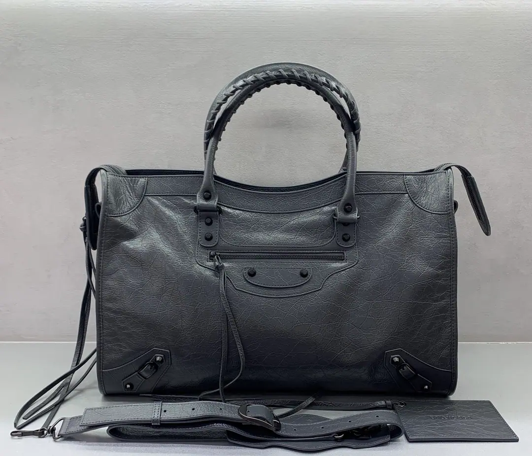 【Super-sized.】2026Dark Grey𝗕𝗔𝗟𝗘𝗡𝗖𝗜𝗔𝗚*𝗟𝗘 𝗖𝗜𝗧𝗬‼️ The most symbolic bag.Le CitySeries✴️2024The series is back in strength. Rehearsal👜A little different from the classic series, the mirror and the bag were removed., The shoulder belt is better designed for slashing.～The minor details make the whole body more light.🌬️Fashion touch is available. Model0840221300, Dimensions: 46-17-30cm