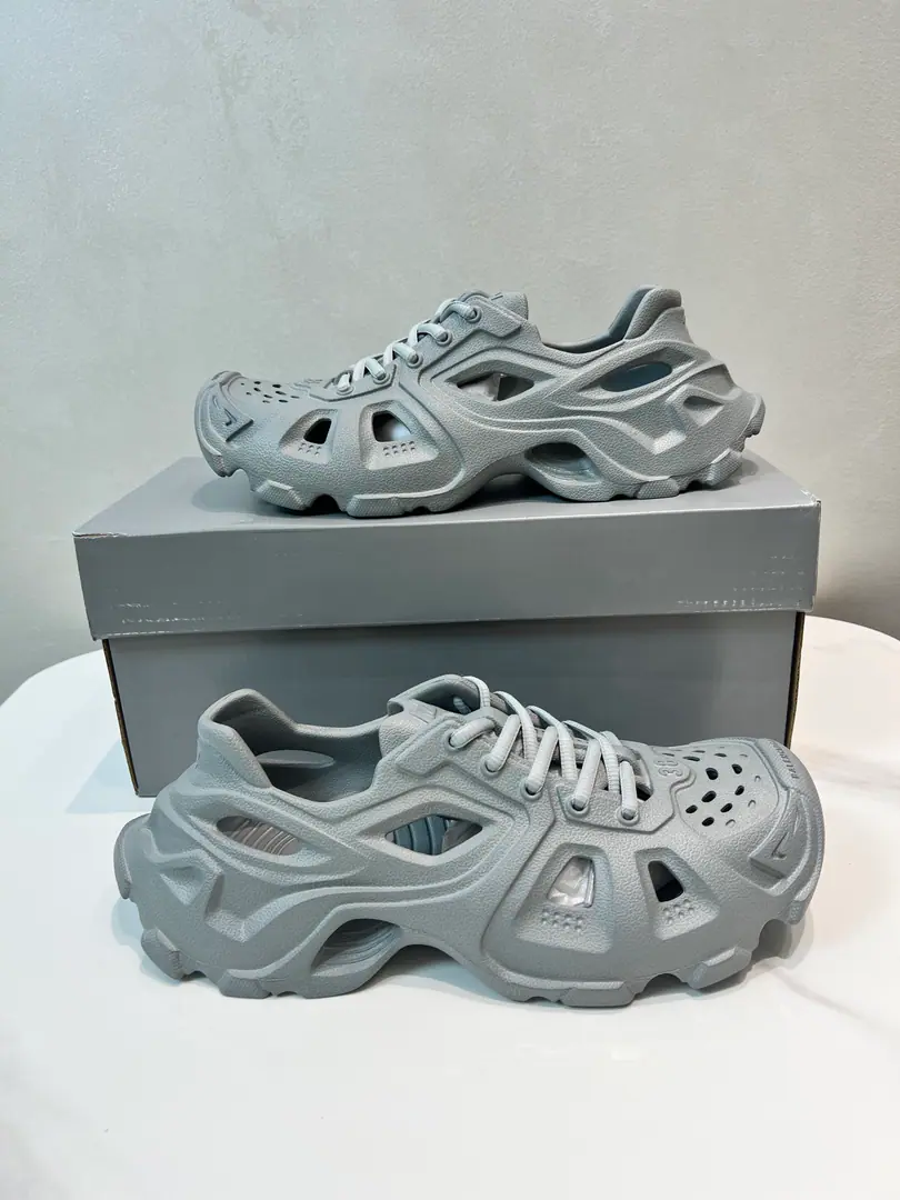 The day before the day.！（Paris's new sandals.） Information: New paragraphBALENCIAGA Parisian.-The sandals are made of one-size-fits-all mills., Heat pressure, Details of precision grouping, Show the designer. Demna Sports shoes., With a pair.「The retro-shoes.」Passing the regenesis., Backboard, The shoe head., And it's shown. Demna Structural vision for the future The original box is 100% back to the official configuration from inside to outside. Codes: 35-46