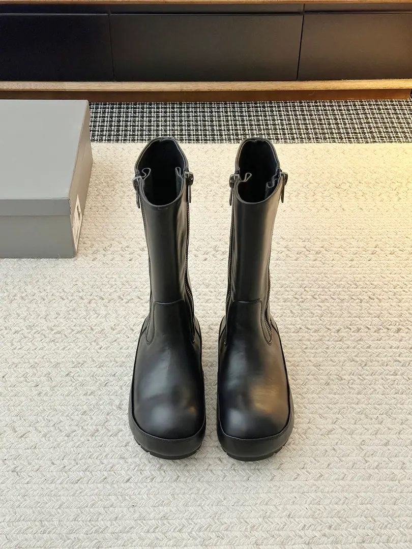 𝐁𝐚𝐥𝐞𝐧𝐜𝐢𝐚𝐠𝐚The Parisian girl.26 Fall pre-order New Balenciaga FW26 Venom Boots by balenciaga The most cool poison boots in the upgrade.！ Dark engine wind.！I'm going out to blow up the air field. Original plant data-Original1:1Restore Details The venom boots are designed to be extremely recognizable., A sharp line with a metal button., Every detail is clear.BalenciagaThe front-line attitude.. Leather senses are multiplying., The light is full of luxury., The feet are more comfortable and more specific.. Whether with a pair of jeans, it shows the street's coolness., Or something else., It's all easy.holdStay.. Put it on., You're the most snorting thing on the street., A perfect interpretation of fashion. Original3Altitude formula optional ➢Shoe-faced material: Customize cattle skin ➢The contents of the shoes.: Customize cattle skin ➢Metals.: Customize pure copper and silver ➢Shoe bottom material: Original rubber+InternalPU ➢Codes: Women35-41 （40.41 Custom without re-offer）