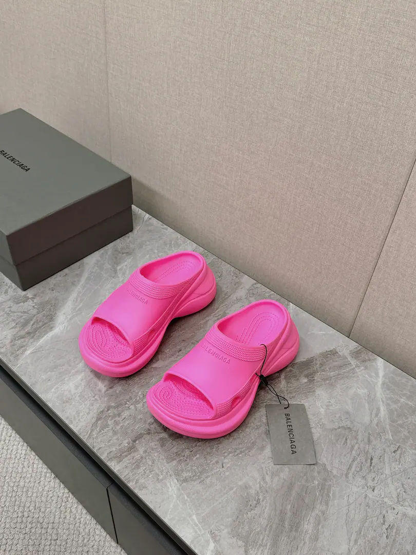 BALENCIAGAThe Paris family's spring and summer slippers.👉Latest✨The series explores the concept of original and misappropriation in the fashion world, To honor the new series and the classics., By the symbolismBALENCIAGABlossoms and tyres are abstractly bottomed, And the new idea of collisions is harmony and harmony., Original-to-one approach, The exclusive., Full package for the originals, Coded female35-40