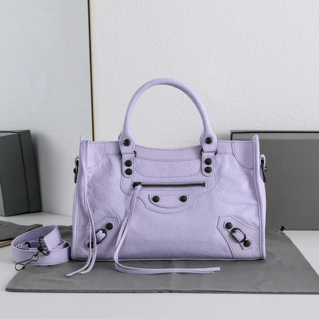 - Oh, my God., ＂Times tears.＂The classic series of motorcycle packages is re-emerging., Fashion current, It's more concise than the old one., Easy., 30cm*20cm*11cm. Colours: Lavender black nails.