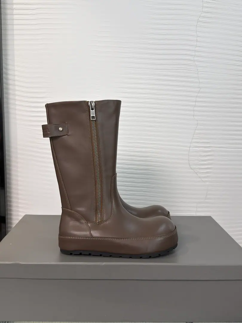 Top Version Balenciaga Parisian. 2026 Autumn and winter money. Big round head. Double zipper. Intra-higher High-windle. Martin boots. BalenciagaTwo zippers with a low-stamped Martin boots., Good cattle skin.+Metal zipping, Janey has a sense of future.！The design is so sophisticated., You can get higher in your comfort.. Re-install brand“Human integrity”Concept, Light Cut, - Wearing a match., Physical and psychological release. You can easily ride in everyday or fashion., A dress., The loose pants are all very colorful., To create a personality easily.！ Fabulous.: Imported cattle skin Uchi.: Imported cattle skin Otsumi!: Original Open ModelPUWater table➕Rubber Bottom Size: 35-41（40 41 I'll make sure I don't change it.）