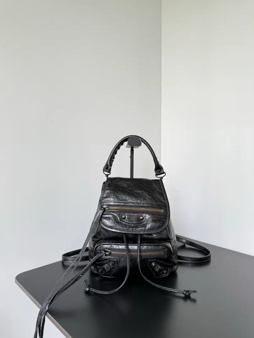 𝗕𝗔𝗟𝗘𝗡𝗖𝗜𝗔𝗚𝗔*𝗟𝗘 𝗖𝗜𝗧𝗬 LeCity Mini-sleeves.🎒Classic Return Series, It's a very good recognition.！！Old hardware., Lusu!, Wrinkles.🤍Every detail is very good.BalenciagaIt's not so stupid, so light and stylish.🆒Two-sleeve backs, one-and-sleeve, and then two-sleeve backs. It's a good day to travel., One bag is a simple fit., Don't miss anything you like.🛍️ Dimensions: Long23 x High22 x Kuan11centimetres 6338