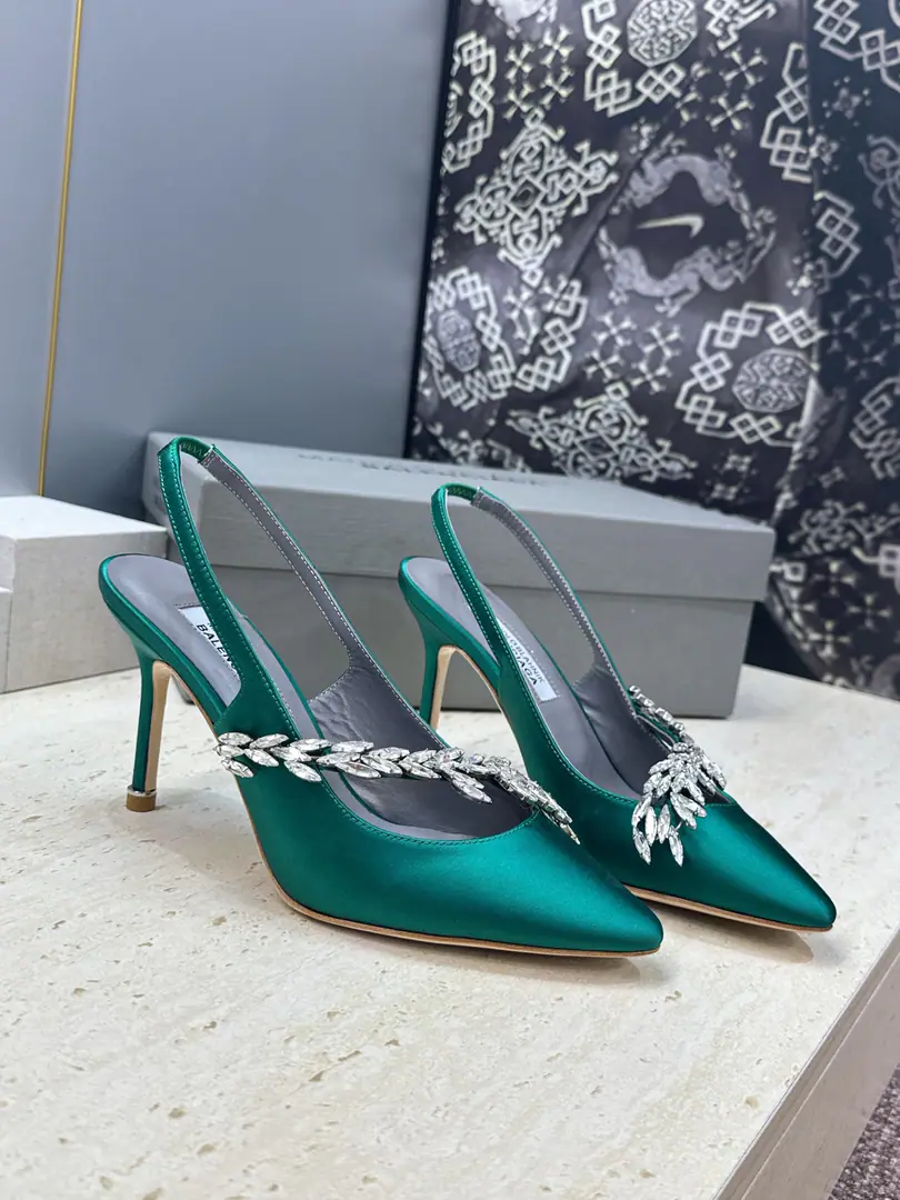 Plant prices Balenciaga Parisian.x MANOLO BLAHNlK 2026Spring and summer combined with the new heels. MBLetterlogoThe pointy water drills the sandals behind the barber button. Material:The shoe is a silky little thing to come in.+In the skin of the sheep.+Import Australian drilling+Italy is a big-ass country. Size:34-42（34:40:41:42Custom without re-offer） He's tall.:9.5CM