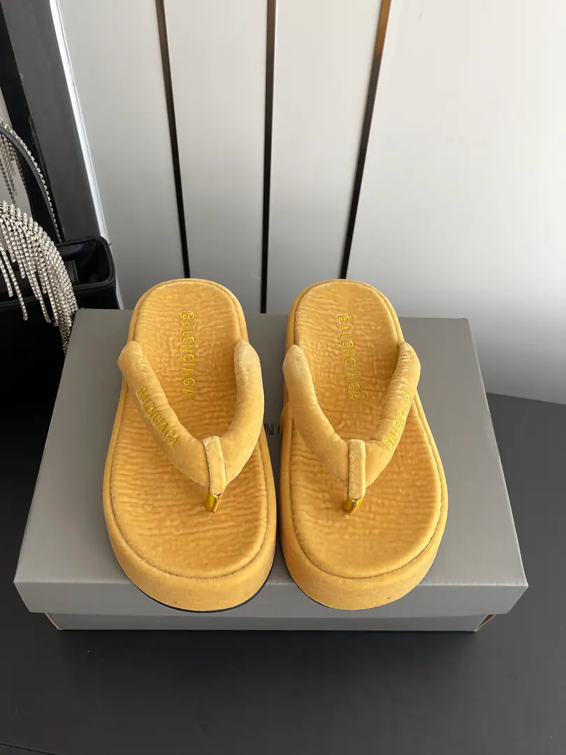 🏧𝐁𝐚𝐥𝐞𝐧𝐜𝐢𝐚𝐠𝐚/The Parisian Summer New Money. Fluid Solution Trawl BEACH REQUIREMENTS The Parisian family's latest bust. Summer slippers., It's a lot of skinny money., A slipper with a big face., Any match is perfect.！The lazy slippers are worth commending. Shoe.: Fly Codes: 35-42（40 41 42Do it.）