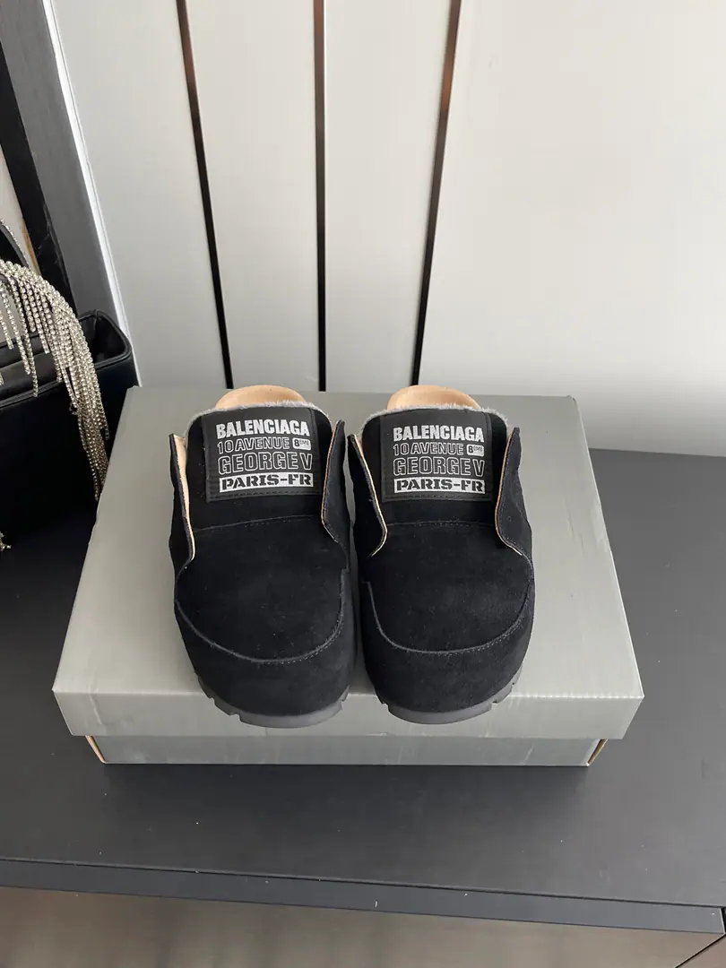 Female/Men 🏧𝐁𝐚𝐥𝐞𝐧𝐜𝐢𝐚𝐠𝐚 Parisian. 26SSpring Muller Boken half-shoe. Dumbo Mule The old laziness. Couple money.👫 Spring series.「Dumbo Mule」Muller's shoes are officially on display. The only way to get a view of the tide is with a unique design. Covers Muller shoes and boots. Made from old fuzzy leather. Multicolor fit. Round shoe head.+Supershoe tongues with a regenerative gloom. The shoe-tone embroidery labels hide brand genes. Soft wooden shoes folded and comfortable.buff Fashion and dressy. Codes: 35-45（Women40.41Men45Make a reservation.）