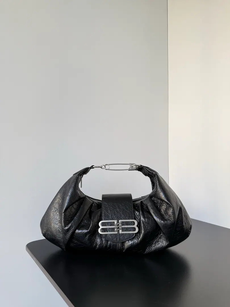 𝐁𝐚𝐥𝐞𝐧𝐜𝐢𝐚𝐠𝐚 𝐏𝐚𝐦𝐞𝐥𝐚💼 It's been a long time since I've seen this.“It's a style.”It's a bag.🆒The natural stubble of the fine skin of the sheep., It's soft but not dirty., You're very good with your hands.. He's got a lot of recognition for his low profile., Two-fold handbags., Out in the daytime., You can use it on a night date.🖤No one's gonna get through the wind., But I'm so stylish.. Not sweet., No, I'm not., Don't push too hard., ♪ And every eye says ♪: Very well-dressed.. It's the kind that looks better and better., The more you use the more you can't leave the bag.🥰 Paragraph: 9611 Dimensions: Long41.0 x High23.0 x Kuan8centimetres
