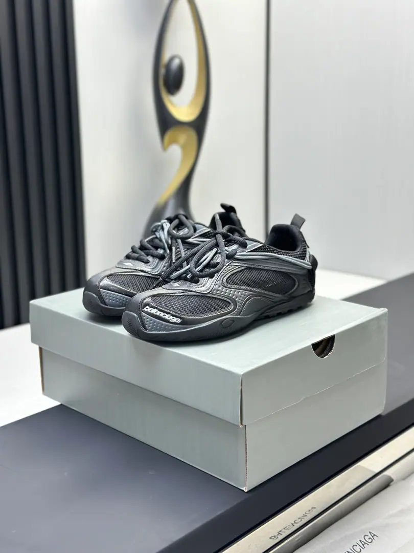 The factory is selling it. 🔥The latest Parisian.🔥𝗕𝗔𝗟𝗘𝗡𝗖𝗜*The plain version of the big bottom The sneakers are strong. Rework. All the accessories are ordered to produce a tailor-made film. Correct font embroidery Thick, Location, Size is correct. SideTPU Aero-hole matching I.O.D., TPUSoft Original unamended "Balenciaga" Otsumi!LOGO Stereo. Original plant leather Procurement of original factory net veils Size 35 36 37 38 39 404142434445！