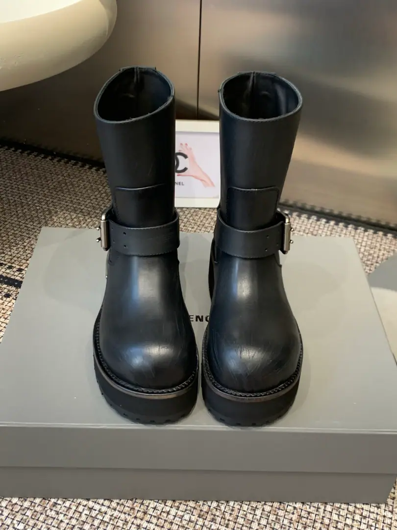 Balenciaga Parisian. New paragraph Old buckles. - Middle boots. Cool-ass engine with a red-hot boot. It's so good to be a coloring process. Skins and sands./The bright-looking cow skin is optional. Metal-button belt decoration The engine is full. I'll put it on the floor. # Sneak up # The legs are so thin on the upper feet. The boots are right on the height. Not the calves. It's cool. A pair of boots that are essential to the autumn and winter closet. Street girl. The retro-worker wind is just a little bit more than a little bit. Skins of sanded cattle on the shoe. A foot-stamped sheep's skin cushion. Rubber Bottom Codes: 35-41（40.41Do it.）