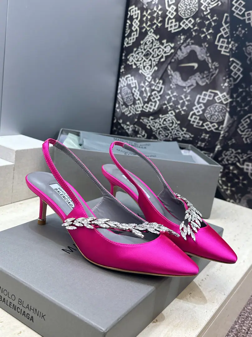 Plant prices Balenciaga Parisian.x MANOLO BLAHNlK 2026Spring and Summer, new girl shoes. MBLetterlogoThe pointy water drills the sandals behind the barber button. Material:The shoe is a silky little thing to come in.+In the skin of the sheep.+Import Australian drilling+Italy is a big-ass country. Size:34-42（34:40:41:42Custom without re-offer） He's tall.:6CM