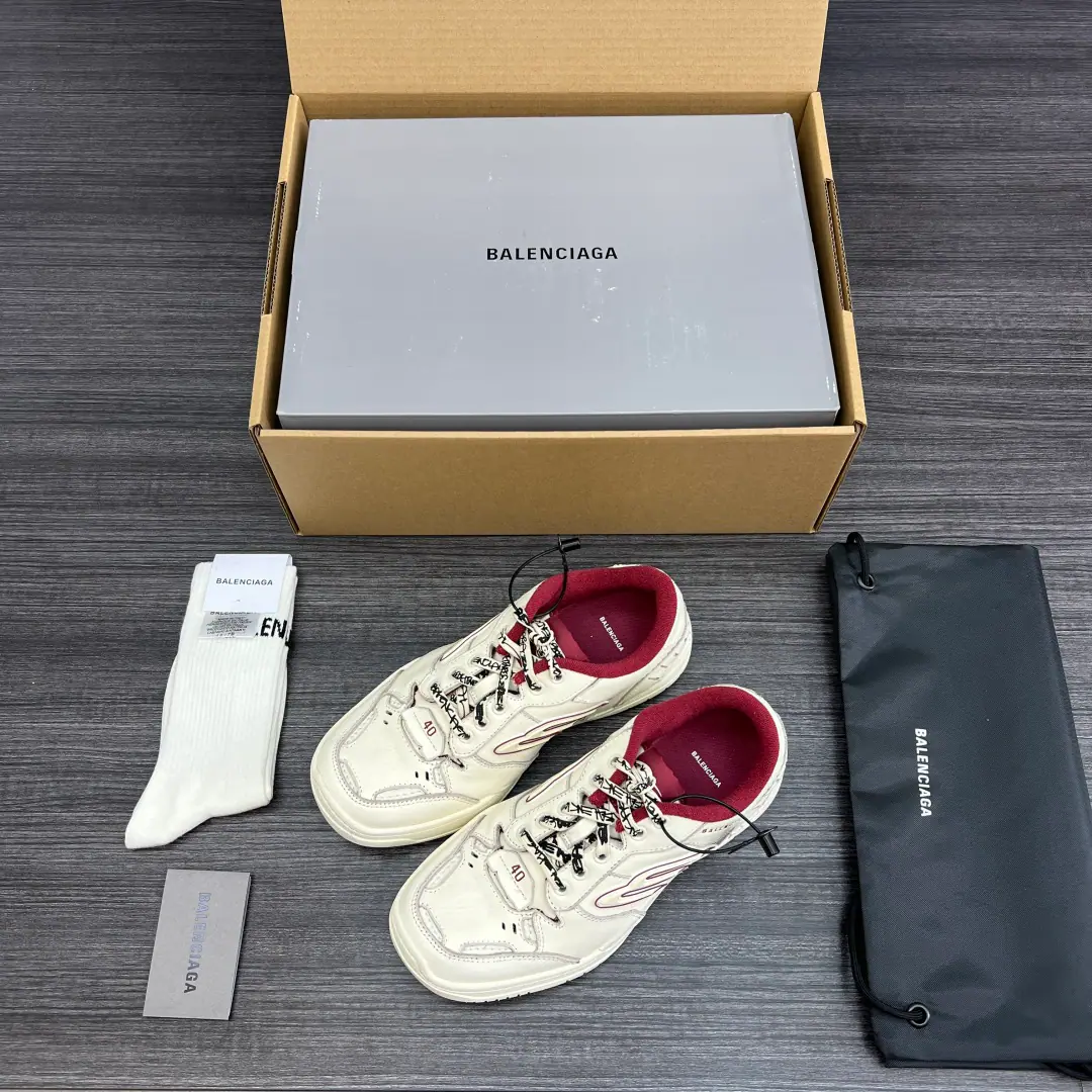 Pure versionBalenciaga Hamptons SneakerThe Parisian family's 18 generations of sneakers.. I'm gonna keep on running and running and making old dad's shoes., Shoes are ester-based., nylon., TPU and polyurethane, It's a step up from the surface and the comforts., The shoes are full of old marks., Rust edge The naked line., Asymmetric details and scratches, etc., Creates a retrograde style Packaging:Packing of the full set of accessories for the reinforced aircraft Codes:35-46Code(Big one.）