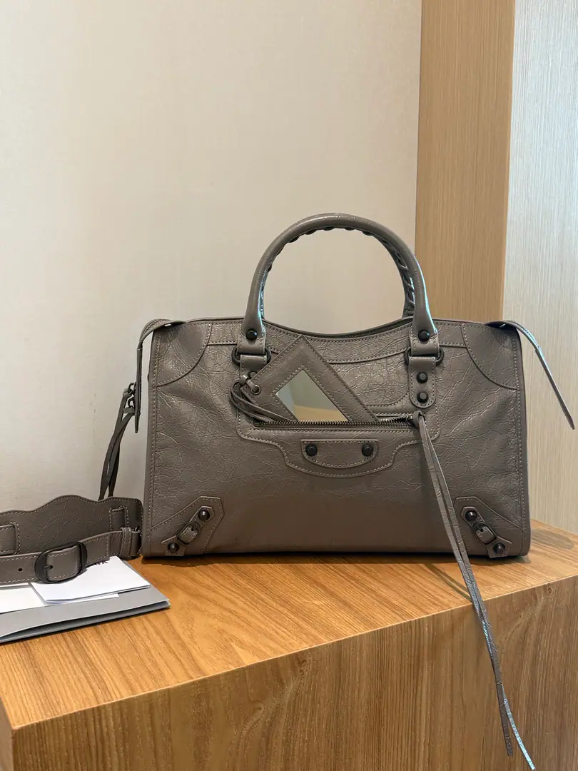 New cash❗️❗️｛Medium-sized wax walnut ash｝ Balenciag*The motorcycle bag, the Nestor. I've got a treasure!！ BBThis Autumn winter bus., It's a retrograde world.“Hold the hand.” It's like a piece of oil. A story of years.. The wheels are so handsome., ♪ And then I'll be a little bit more, Cool. There's a little sexy in there. Who's on the back? Who's amazing? The return rate is too high., We'll win on the street. The mood is just full. The whole thing is so soft and soft. The fashionables are gathering. Take it down.🫡 Paragraph: 3301 Mini-size.: Bottom 38x High 24x Kuan 15cm