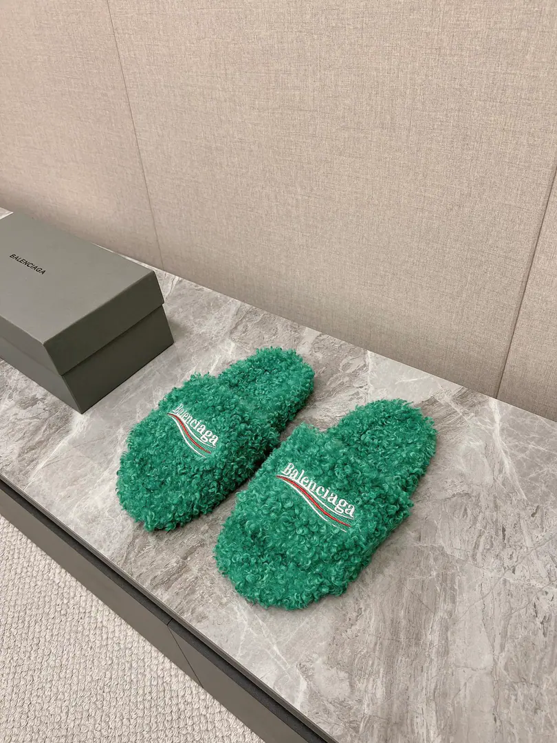 𝐁𝐀𝐋𝐄𝐍𝐂𝐈𝐀𝐆𝐀｜𝐒𝐒 𝐧𝐞𝐰 BalenciagaParisian. New couple tow Coke embroidered cotton-coated slippers Top Version🔝The Parisian family is so hot. Couple size. Fashion Fairy and the Euro-American Star Lover. Provision for winter The fashion is not over-optimal. ♡show details Shoe slanting, cotton-grew. A special fluffy softness., Skin. I feel so comfortable. A fine hand-sewing walk. EmbroiderylogoThe high-level is full. Original natural rubber smooth-for-brand grinding ground The new original package with the cabinet. Codes: 35-45 Male and Female