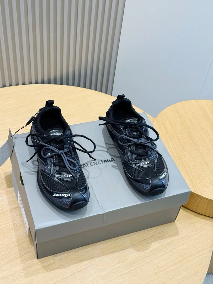 Balenciaga CircuitCouples' sneakers. The Parisian family's most suitable jogging shoes ever., The upper foot is so cozy and the upper soles are so cozy.. 5Layerd Baseback Version New sandals are strong. Rework. All the accessories are ordered to produce a tailor-made film. Correct font embroidery Thick, Location, Size is correct. SideTPUAero-hole matching I.O.D., MODOSoft Original unamended”Balenciaga" Group BottomLOGO Original customised import of technical fabric, Bottom4.5CM Uchi.: The original imported air network. Shoes under the sole.: The original combination of the bubble-blowing rubber. Size: Women35-40 Men39-44Code（Men38.45Do it.）