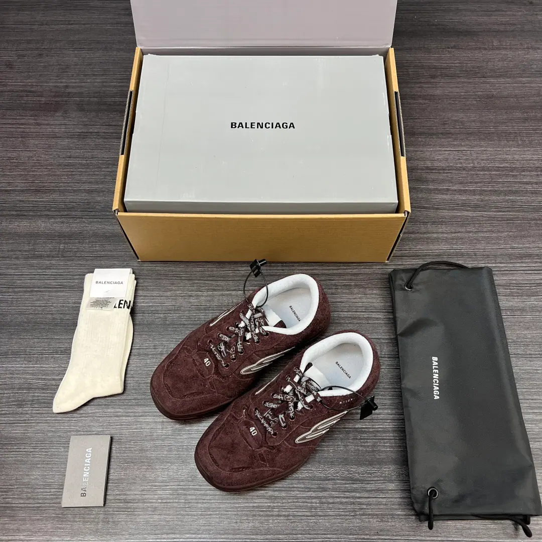 Pure versionBalenciaga Hamptons SneakerThe Parisian family's 18 generations of sneakers.. I'm gonna keep on running and running and making old dad's shoes., Shoes are ester-based., nylon., TPU and polyurethane, It's a step up from the surface and the comforts., The shoes are full of old marks., Rust edge The naked line., Asymmetric details and scratches, etc., Creates a retrograde style Packaging:Packing of the full set of accessories for the reinforced aircraft Codes:35-46Code(Big one.）