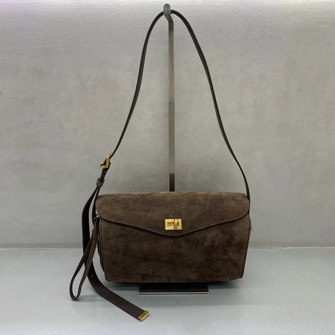 𝗕𝗮𝗹𝗲𝗻𝗰𝗶𝗮𝗴𝗮*𝗟𝗲𝟳【The sandy one.】 Balenciaga LE 7Coming!👋🏻👋🏻👋🏻It's a very smooth bag., The whole guy looks easier and more styled after the back.👜Not too formal., And it's not too casual., It's just between the day and the day.. This bag, which is not clearly seasonal, is more durable., And it's easier to be the one that day carries.🛍️🛍️ Model: 86811180 Dimensions: Long26.0 x High13.5 x Kuan10.0centimetres