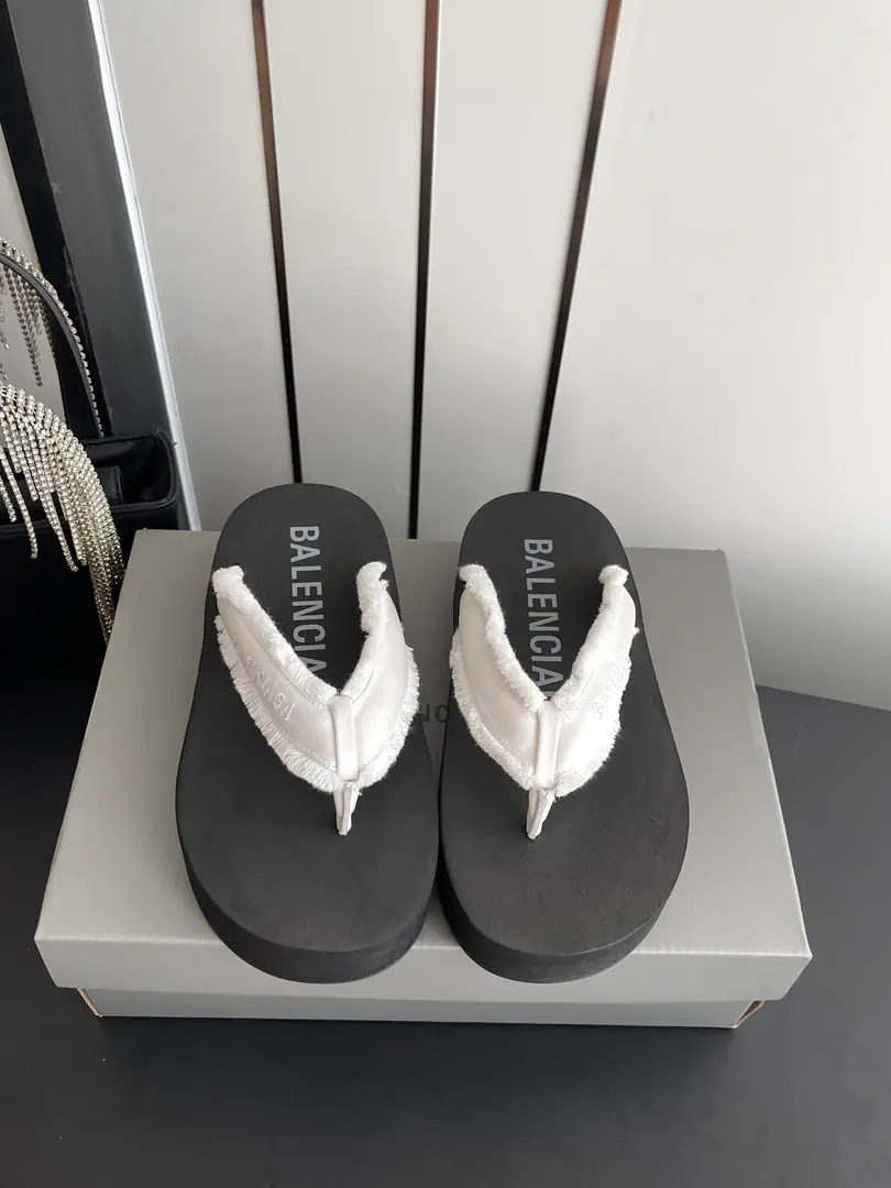 🏧𝐁𝐚𝐥𝐞𝐧𝐜𝐢𝐚𝐠𝐚/Parisian. Summer New Money Lusu! Tow-toe BEACH REQUIREMENTS The Parisian family's latest bust. Summer slippers., It's a lot of skinny money., A slipper with a big face., Any match is perfect.！The lazy slippers are worth commending. Shoe.: Fly Codes: 35-42（40 41 42Do it.）