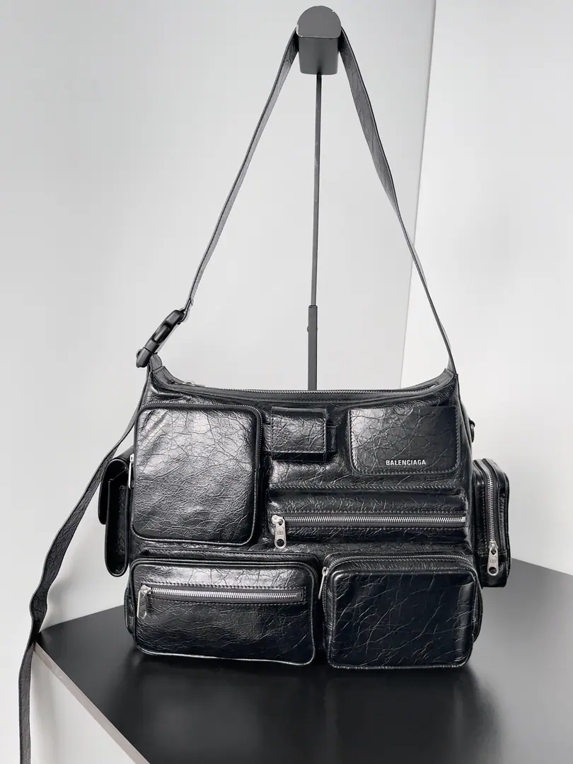 Pre-sale🆙Balenciaga SUPERBUSYSeries This year, the best thing is this mailman bag.📮A slashable version. The usefulness has increased considerably., You can adjust the length of the shoulder belt at will.⛓️It's practical and practical. It's perfect for daily commutes or dents. The skin is durable and light.🐑 Dimensions: Long33×High24×Kuan9.9centimetres