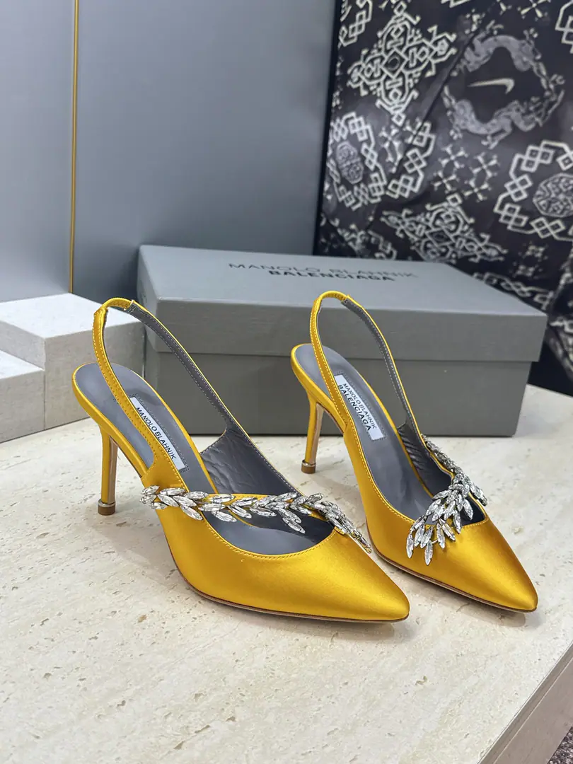 Plant prices Balenciaga Parisian.x MANOLO BLAHNlK 2026Spring and summer combined with the new heels. MBLetterlogoThe pointy water drills the sandals behind the barber button. Material:The shoe is a silky little thing to come in.+In the skin of the sheep.+Import Australian drilling+Italy is a big-ass country. Size:34-42（34:40:41:42Custom without re-offer） He's tall.:9.5CM