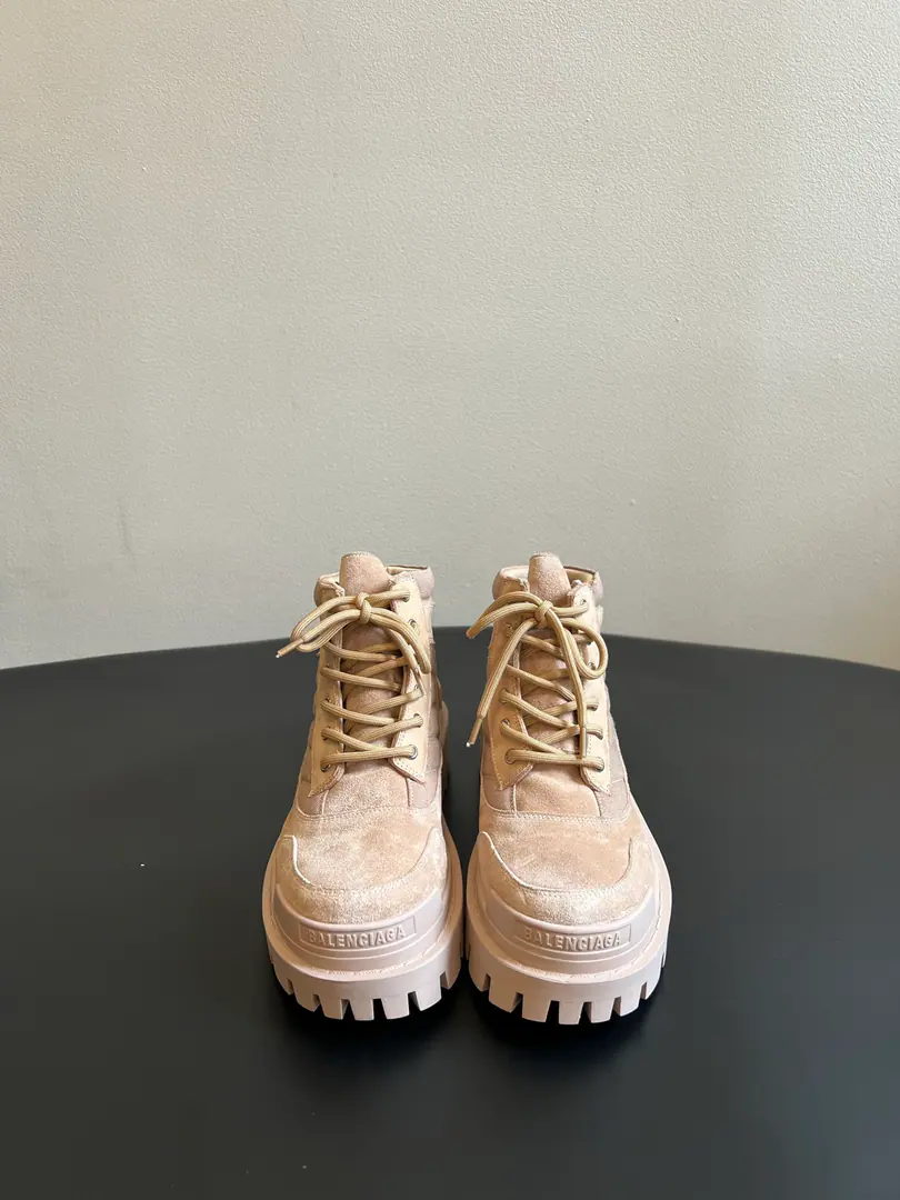 Men+20 Balenciag*26ssSummer's new Martin boots. Grain with a retrofilter, skin-combined material, The thick-tailed boots are so quality., And the upper foot is...AAnd the street people are seeing things., Who wears or loves.. The thick sub-design increases itself.buff, Step on it like a flat ground., It's soft inside., He's been walking all day without getting tired., Autumn and winter commuters., Shopping., It's easy to go out.holdStay.. Shoe.: - Oh, Pete./The canvas. Uchi.: Nebula Otsumi!: Original version to open size: 35-40Code（40Code custom is not to be changed） He's tall.: 4cm