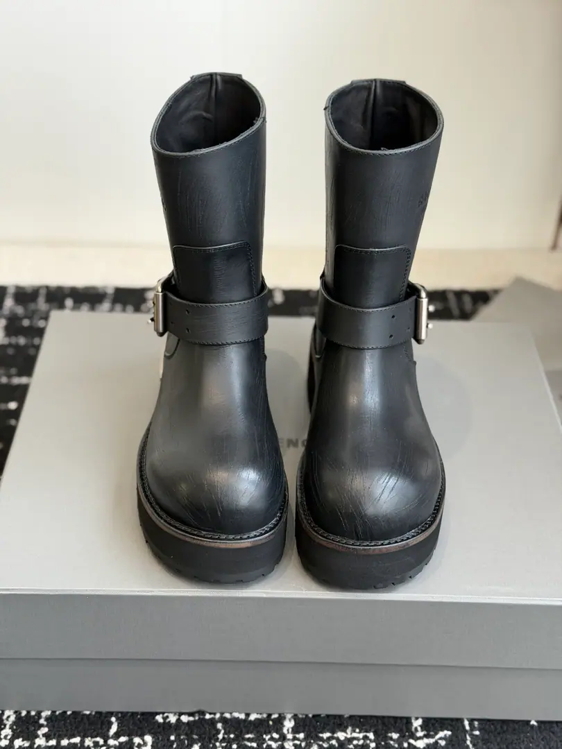 Requisition level（You can choose a small size for a thin foot.） BalenciagaParisian.26FWXin. Battle boots. Poison boots. ～ Dark engine wind.！- The fashion pontificate.！The Godpiece that's needed to blow up the air-block.！ The poison is designed to be extremely recognizable., A sharp line with a metal button., Every detail is clear.Balenciaga- The forward guard., Breaking the Convention, Every step of the way.. Leather is very good., It's light and luxury., The details are very well-known.！ Fabulous.: High-shine ointmented cow skin./Old skins. Uchi.: In the cow's skin. Otsumi!: The skin is a big one. Codes: 35-41（40, 41Customized for women）
