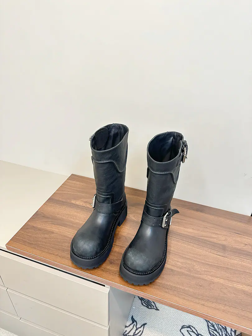 Balenciaga｜The Parisian family's used to be a couple's bike boots.（Men+20） 25The coolest venom boots of the year.！ Dark engine wind.！I'm going out to blow up the air field. Original plant data-Original1:1Restore Details The venom boots are designed to be extremely recognizable., A sharp line with a metal button., Every detail is clear.BalenciagaThe front-line attitude.. Leather senses are multiplying., The light is full of luxury., The feet are more comfortable and more specific.. Whether with a pair of jeans, it shows the street's coolness., Or something else., It's all easy.holdStay.. Put it on., You're the most snorting thing on the street., A perfect interpretation of fashion. Fabulous.: Customizes the natural skins of a cow with a dumb face./Do old sabotage. Uchi.: Customize light cow skin - It's a hardware.: Customize pure copper dumb silver rads to make the old version Otsumi!: 3Layer Group-Real leather./Reloadable./Trail rubber outside Codes: Women35-39（40Freeze!）Men40-45（46Freeze!）