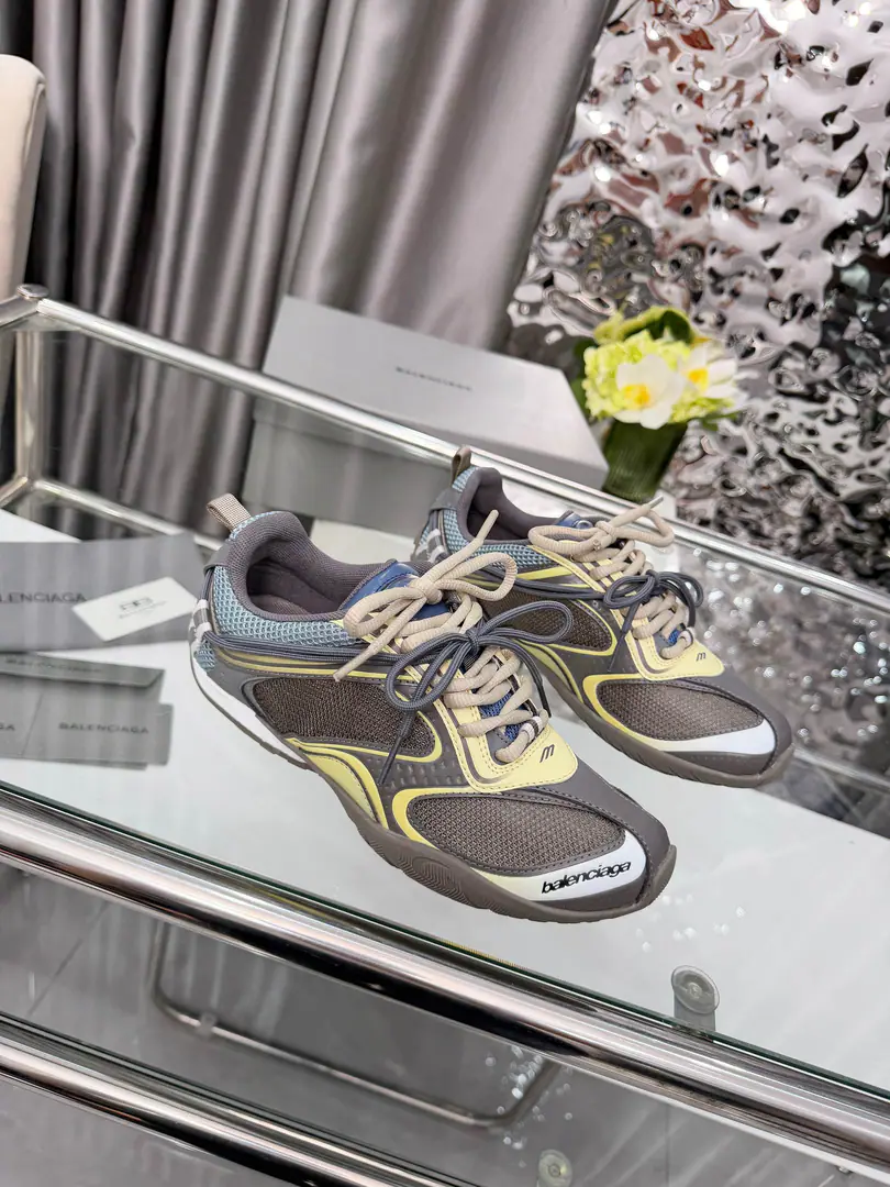 BalenciagaParisian.RaderSeries 2026ssNew brand-new sports shoes., The whole contours continue the brand's consistent future structure, Through multiple layers of airnet eye contact., The packaged bone and the thick bottom structure form a technically sensitive amount of weight., And the most obvious design is the double-layered strap system that runs through the shoe surface., Shoes strap from side to side and wrapping around shoes., Visual connection with the scratching of the outer side wall, Make the whole pair of shoes look like one.“Structure display”The mechanical sense of the..., It's a combination of tide-style shapes.. Fabulous.: Space technology fabric/3DPress Gradient Color/5Different air-nets. Uchi.: NYRnet Otsumi!: Original rubber floor Codes: 35-45 Original Packaging SupportNFCScan function.