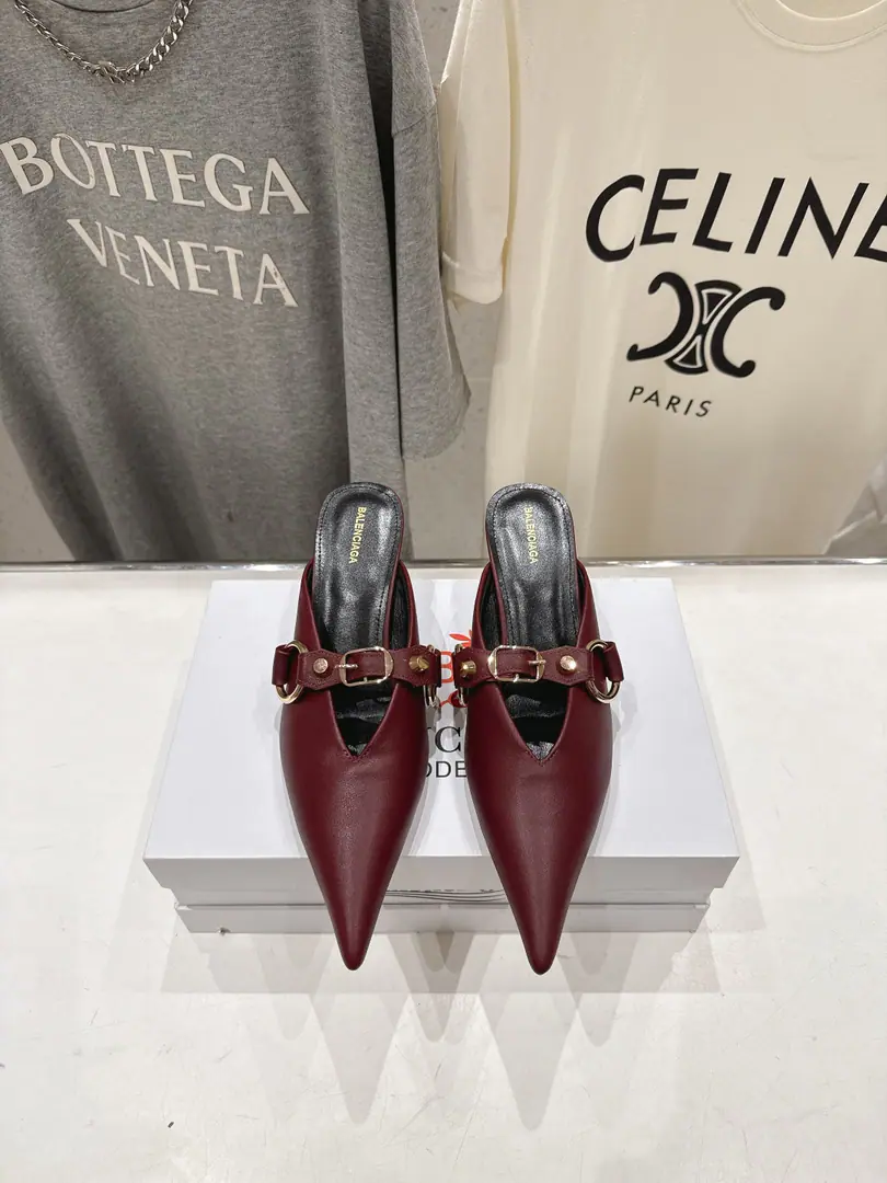 🏧𝐁𝐚𝐥𝐞𝐧𝐜𝐢𝐚𝐠𝐚/The classic Parisian. Pointy sandals. Top Version And make the fun of it. The classics. And not swollen. And pulls the line. No foot-picking at all. The skin is soft. Top foot effect.👍 Customize original buttons It's really too delicate.～ Imported calf skin in original Uchi.+A foot-skin. The original Italian is a very big one. He's tall.5.0CM Size35-42 [34.40.41.42Custom]