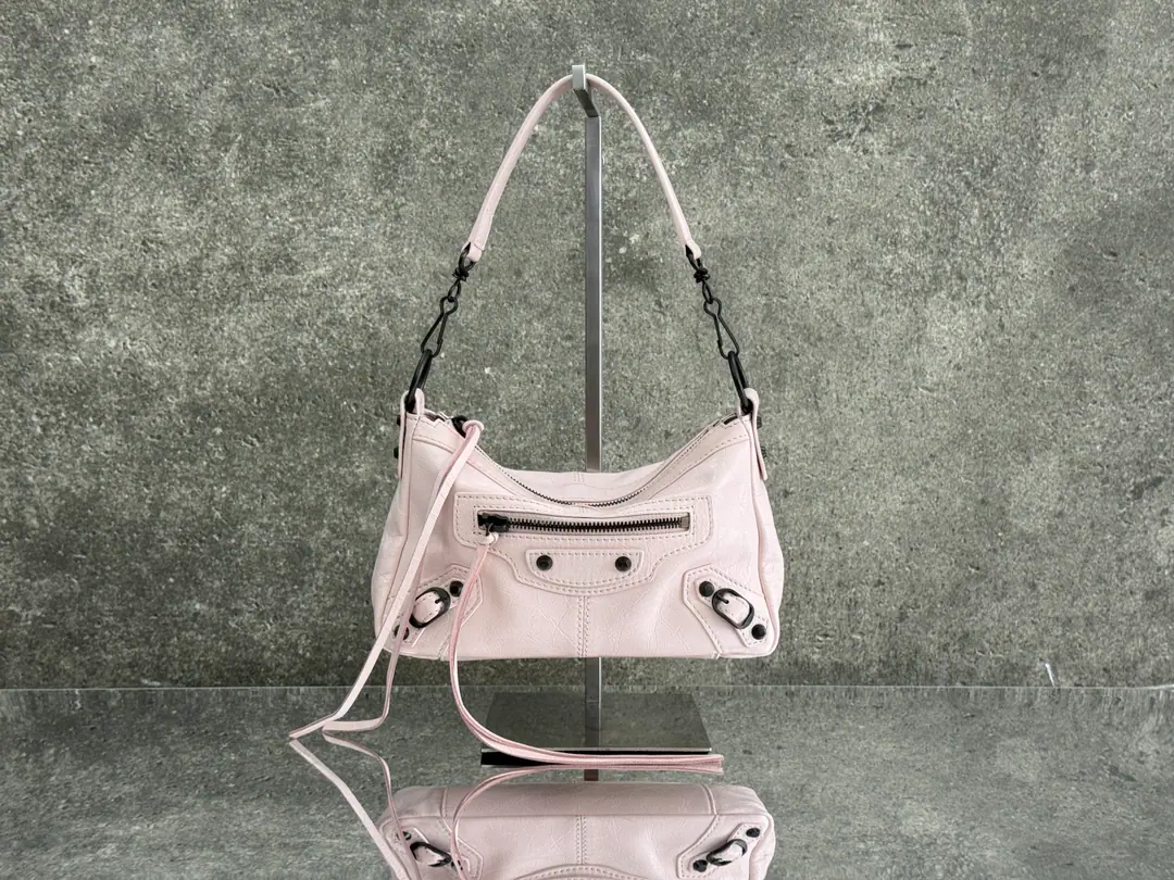 𝗕𝗔𝗟𝗘𝗡𝗖𝗜𝗔𝗚𝗔*𝗟𝗘 𝗖𝗜𝗧𝗬 𝗠𝗼𝘁𝗼 Le City MotoHandbag., First ShowBalenciagaWinter25A series of commercials., By the fashion photographer. Juergen TellerShoot!. New package mixable adjustable to demune the cash shoulder belt, Give a polyback to the others🎒 The skin of the lamb is invincible., The hardware is full of details.⛓️Whether you like the atmosphere or not., Still a touch., This one.motoIt's not gonna be a disappointment.~ Encoding: 0904 Dimensions: Long22.5 x High15 x Kuan9.5centimetres