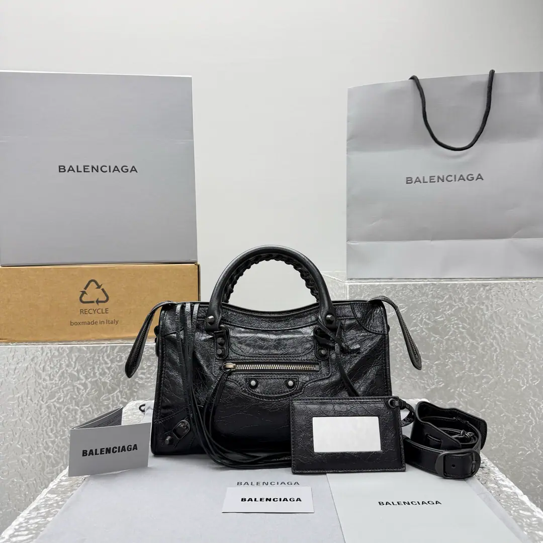 ｛The little one is black./Black button｝ 𝐁𝐀𝐋𝐄𝐍𝐂𝐈𝐀𝐆➰Le City 26 Spring and summer, new car. A self-smoking oily-skinned car bag., It's a classic that never goes out of time in the closet.. Old gold buttons., Signal flow of suction, It's perfect to combine the regeneum with the coolness.. Soft touch mix is a very inclusive one., Telecommuting, You can ride like a man., Capacity Online, Colour value versus utility, It's a quality bag that can carry it all the way.. Paragraph: 92404 Size of the trumpet: Bottom 30x High 19x Kuan 10cm C1688118