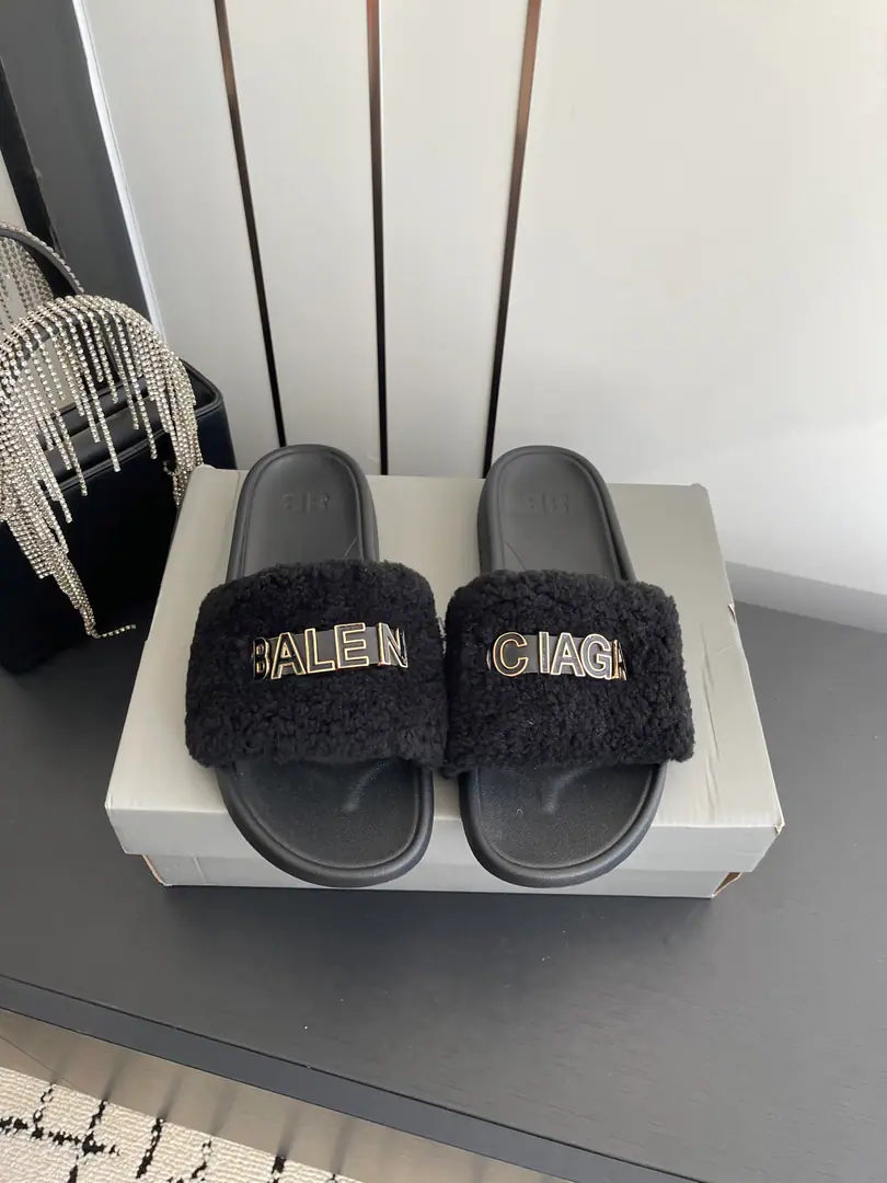 🏧𝐁𝐚𝐥𝐞𝐧𝐜𝐢𝐚𝐠𝐚/Parisian. Summer sandal slippers.～ It's a good time.！ - Oh, my God. Star Redgirl Big love money. The lulls are soft. A soft summer allowance for your skin. The fashion is not over-optimal.. ✔Fabulous.: Original-edited wool imports ✔Shoes under the sole.: Original natural rubber smooth-for-brand grinding ground ✔Codes: 36-42 [40.41.42Make a reservation.] ✔Packaging: The newest package in the back cabinet.