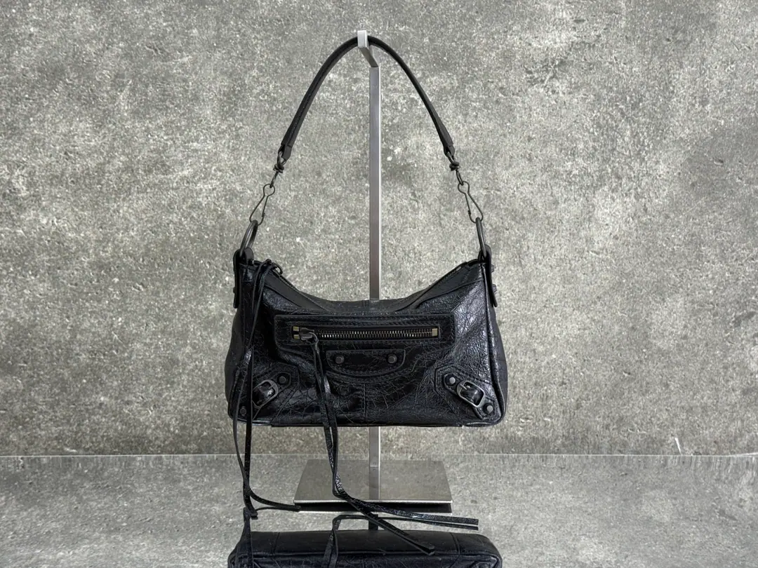 𝗕𝗔𝗟𝗘𝗡𝗖𝗜𝗔𝗚𝗔*𝗟𝗘 𝗖𝗜𝗧𝗬 𝗠𝗼𝘁𝗼 Le City MotoHandbag., First ShowBalenciagaWinter25A series of commercials., By the fashion photographer. Juergen TellerShoot!. New package mixable adjustable to demune the cash shoulder belt, Give a polyback to the others🎒 The skin of the lamb is invincible., The hardware is full of details.⛓️Whether you like the atmosphere or not., Still a touch., This one.motoIt's not gonna be a disappointment.~ Encoding: 0904 Dimensions: Long22.5 x High15 x Kuan9.5centimetres