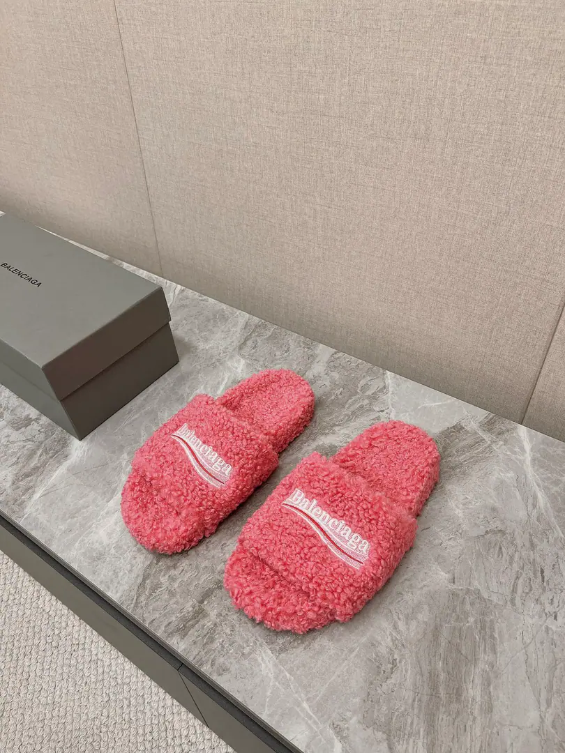 𝐁𝐀𝐋𝐄𝐍𝐂𝐈𝐀𝐆𝐀｜𝐒𝐒 𝐧𝐞𝐰 BalenciagaParisian. New couple tow Coke embroidered cotton-coated slippers Top Version🔝The Parisian family is so hot. Couple size. Fashion Fairy and the Euro-American Star Lover. Provision for winter The fashion is not over-optimal. ♡show details Shoe slanting, cotton-grew. A special fluffy softness., Skin. I feel so comfortable. A fine hand-sewing walk. EmbroiderylogoThe high-level is full. Original natural rubber smooth-for-brand grinding ground The new original package with the cabinet. Codes: 35-45 Male and Female