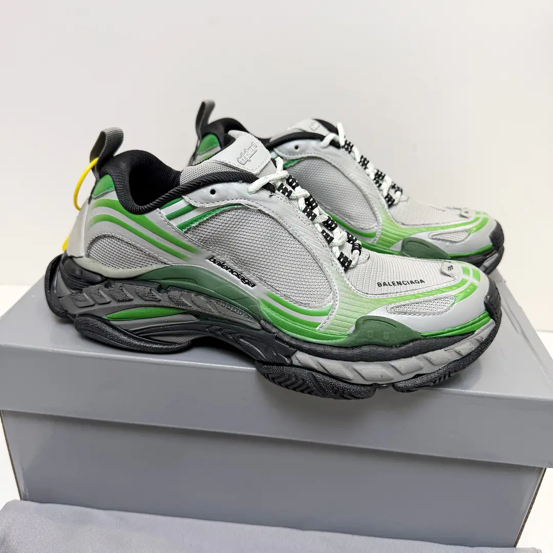 NiceVersion Balenciaga Triple S.2 GradientA unique, loose front. These shoes are old and future-sweet old-fashioned. Dirty gray gradually.+Decoder the soles of shoes, Bring yourself a high-quality one.“Industrial waste” Up your upper foot., And weld the streets to your feet. With big legs., Work pants., You wear it all you want. • Old gray., Triple SStep Expressions • Deconstruct the thick bottom, Step on the front. • Waste soil aesthetics, A pair of shoes. • It's a great sense of excellence., FromTriple S.2 In the soles of the layered shoes., It's a romantic way of deconstructing.. Put it on., The vanguard of the earthy art of waste., ♪ In every step of the day ♪. Size35-45