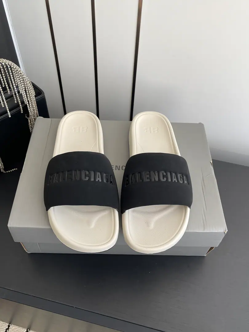 🏧𝐁𝐚𝐥𝐞𝐧𝐜𝐢𝐚𝐠𝐚/The Parisian family's new flat sand sand sand slippers for the summer.～ It's a good time.！ - Oh, my God. Star Redgirl Big love money. The lulls are soft. A soft summer allowance for your skin. The fashion is not over-optimal. ✔Fabulous.: Imported waterproof sands are scheduled in the original version ✔Shoes under the sole.: Original natural rubber smooth-for-brand grinding ground ✔Codes: 36-42 [40.41.42Make a reservation.] ✔Packaging: The newest package in the back cabinet.