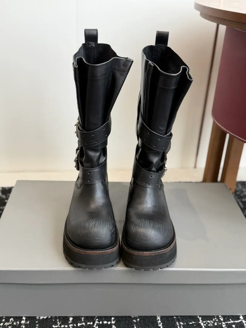 Requisition level Women Men Parisian.26 Fall pre-order New Balenciaga FW26 Venom Boots by balenciaga The most cool poison boots in the upgrade.！ Dark engine wind.！I'm going out to blow up the air field. Original plant data-Original1:1Restore Details The venom boots are designed to be extremely recognizable., A sharp line with a metal button., Every detail is clear.BalenciagaThe front-line attitude.. Leather senses are multiplying., The light is full of luxury., The feet are more comfortable and more specific.. Whether with a pair of jeans, it shows the street's coolness., Or something else., It's all easy.holdStay.. Put it on., You're the most snorting thing on the street., A perfect interpretation of fashion. Original3Altitude formula optional Fabulous.: Customize the faceless cow skin/Do old sabotage. Uchi.: Customize light cow skin - It's a hardware.: Customize pure copper dumb silver rads to make the old version Otsumi!: 3Layer Group-Real leather./Reloadable./Trail rubber outside Codes: Women35-41（40, 41Custom） Men39-45（45Custom）