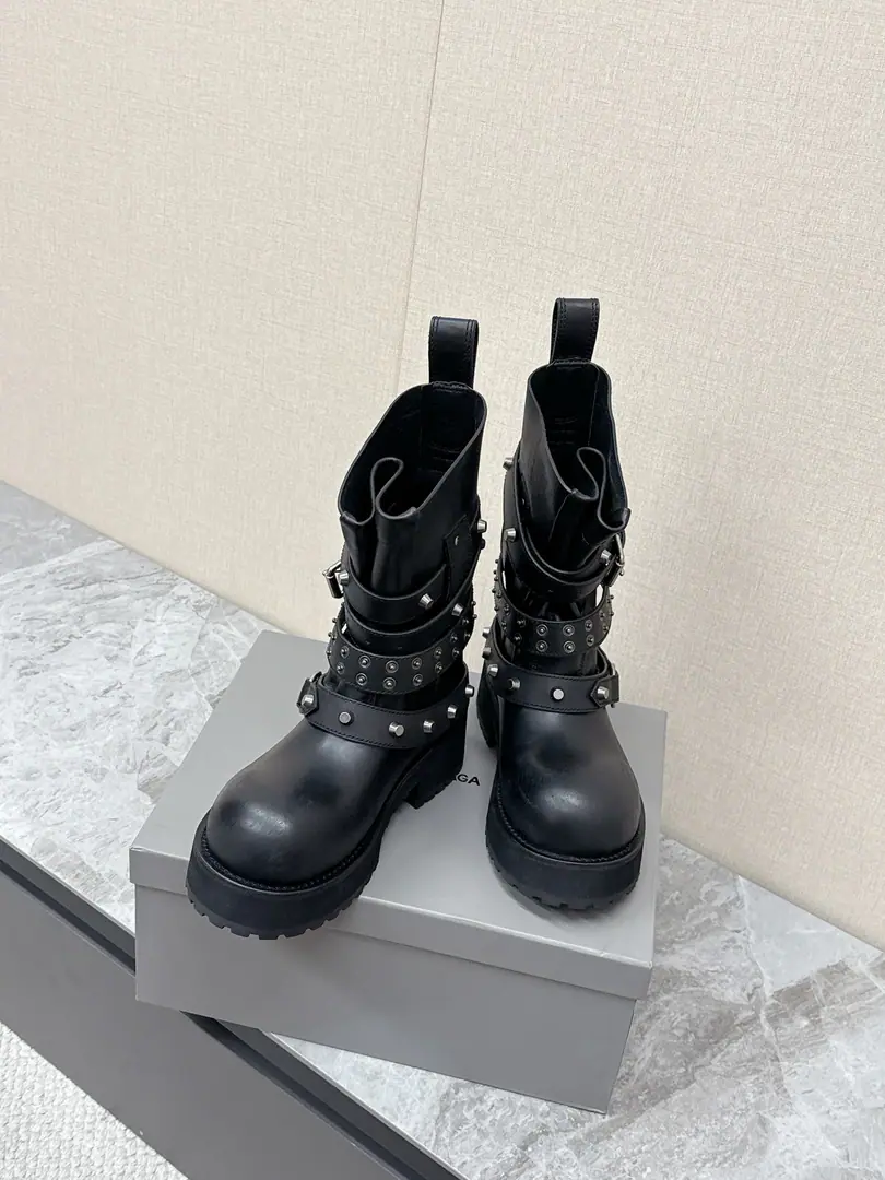 Men➕20 BalenciagaParisian.25FWXin.VenomCouples with high-bottle boots. - Middle boots. Please accept the high-level version. The boots are designed to be a man of the heart. Use the strapped and belt elements as a bright spot Not only can you put your boots firmly on your feet. It's easier to relax. On the details. Brand-marked old hardware is running through. The trick is to create a rejuvenated wear and tear., And it's a good way to be a man with a strong, solid, rubber-coated shoe. It's a good way to dress., It's a more comprehensive fashion and understanding.VenomHigh boots are definitely the fashion singles that we can't miss this season., It'll add a different charm to the fashion suit of the fans., ♪ Lead a new wave of style ♪ Boots height mm The skins on the shoe face are used for the old process. The inside water dyes the skin of the cow. Base Height5CM Original open-form real skins combined with large bottoms Size: 35-40Men39-45