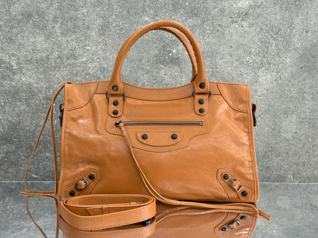 Balenciaga city M Camel/Black button Classic motorcycle. The Parisian family's most symbolic handbag.Le CitySeries✴️The series is back in strength. Rehearsal👜A little different from the classic series, the mirror and the bag were removed., The shoulder belt is better designed for slashing.～The minor details make the whole body more light.🌬️The new Macalun is especially suited to spring and summer.🌱A sweet, handsome, smooth-looking collision system. Fashion touch is available. Paragraph: 0622 M Large size: Long37 x High23.4 x Kuan15centimetres S Medium Size: Long30 x High20 x Kuan 10centimetres miniSize of the trumpet: Long23 x High15 x Kuan 10centimetres