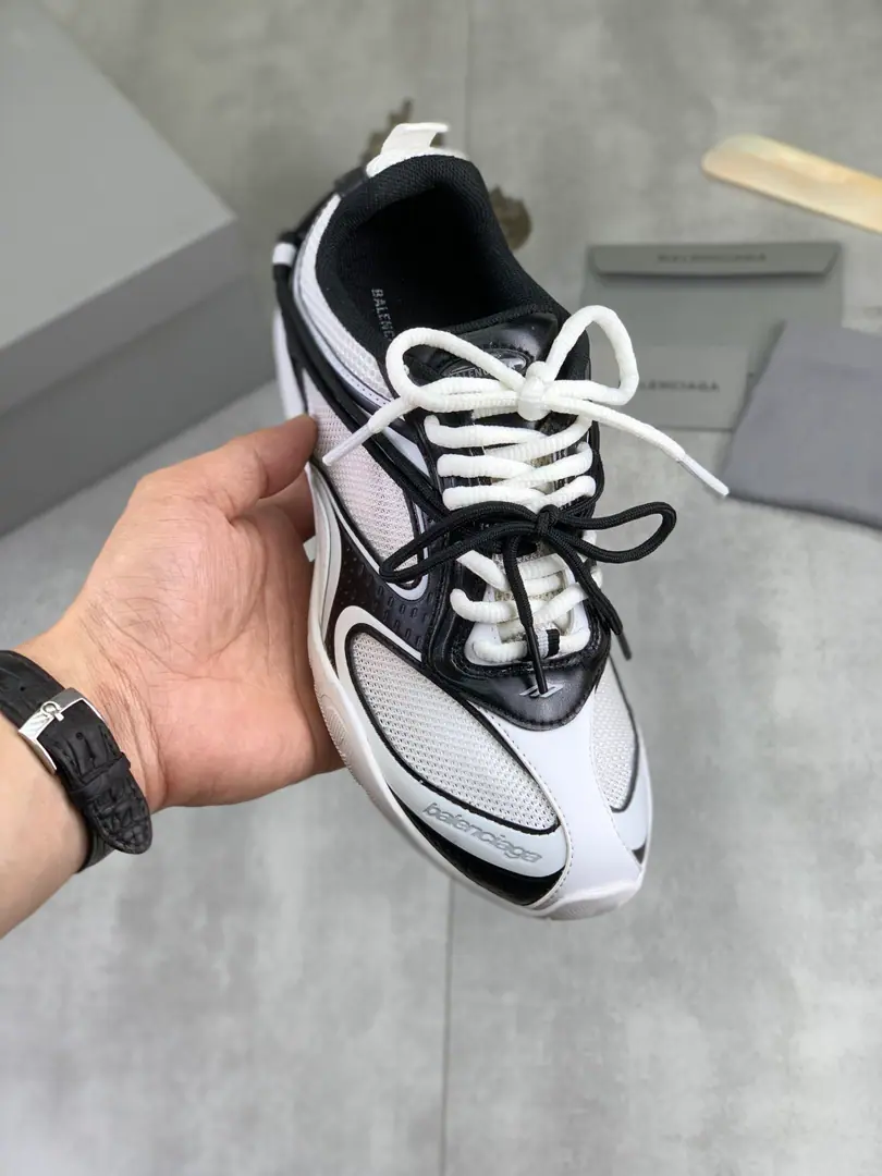 Plant prices Real value BalenciagaParisian.RaderSeries 2026ssNew brand-new sports shoes., The whole contours continue the brand's consistent future structure, Through multiple layers of airnet eye contact., The packaged bone and the thick bottom structure form a technically sensitive amount of weight., And the most obvious design is the double-layered strap system that runs through the shoe surface., Shoes strap from side to side and wrapping around shoes., Visual connection with the scratching of the outer side wall, Make the whole pair of shoes look like one.“Structure display”The mechanical sense of the..., It's a combination of tide-style shapes.. Fabulous.: Space technology fabric/3DPress Gradient Color/5Different air-nets. Uchi.: NYRnet Otsumi!: Original rubber floor Codes: 35-45 Original Packaging SupportNFCScan function