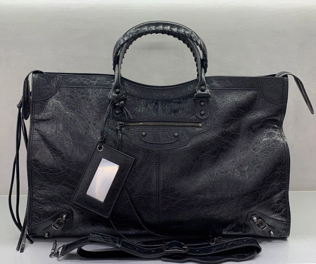 【Invincible.】2026Black Copper Buffet𝗕𝗔𝗟𝗘𝗡𝗖𝗜𝗔𝗚*𝗟𝗘 𝗖𝗜𝗧𝗬‼️ The most symbolic bag.Le CitySeries✴️2025The series is back in strength. Rehearsal👜A little different from the classic series, the mirror and the bag were removed., The shoulder belt is better designed for slashing.～The minor details make the whole body more light.🌬️Fashion touch is available. Model0840221580, Dimensions: 55-20-35cm