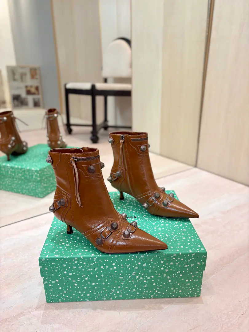 Price: BalenciagaParisian. Cagole High boots. The multi-coloured heavy-worker nails point their heads over their knees.✨ A lot of bright matching colors., High-level eye-sucking of bright skin. Metal nails make cool, personality., Slight and long legs. Salt is sweet enough to fit in with all kinds of clothes., You're so hot, you're so hot. The fall and winter suit just needs it., It's easy to unlock the back rate.🖤 Shoe.: Imported cattle skin Uchi.: Bullskins. Otsumi!: Italian skin. He's tall.: 5cm Codes: 35-39（34.40.41.42 I'll make sure I don't change it.） Data36HQ high15.5cm Every code difference+0.5, Perimeter25cmThe wideest position per code difference+0.5