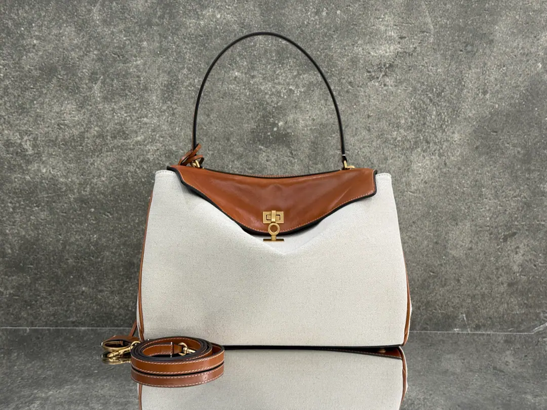𝐁𝐀𝐋𝐄𝐍𝐂𝐈𝐀𝐆𝐀 𝐑𝐎𝐃𝐄𝐎 𝐁𝐀𝐆 A series of bags.👜Medium New Prescription———The canvas is skinned. RodeoThis is a new color., This color is so good for the goddess who follows the art line.. The oxen of canvas., The linen.. That's a good look., And it's a low profile.. You don't have to say that about fashion., Both practical and practical, - I'm on duty., Or vacation., Take a hand with your hand., It's all in the film.！The muscles of the canvas collide with the tenderness of the skin of the lamb., The details of the old gold buttons., You're just as good at balancing your temperamental and noble., You can say the way out is the top., Some of them are monotheistic., Recreate a new style., The laziness of the fascination is not against the Parisian family., I'm not getting any taste., 2Size - Yes, sir., Different sizes, Values and usages coexist with process, You can fit in with your hands around.～The color value goes straight out. Paragraph: 0318 Size of the trumpet: Bottom29xHigh20xKuan10cm Medium Size: Bottom35xHigh23xKuan11cm