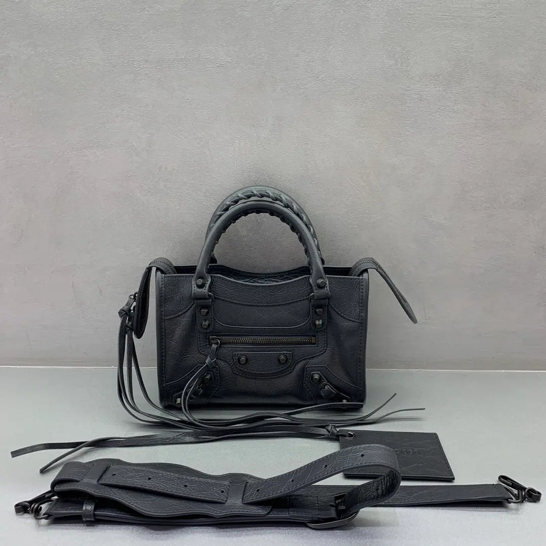 ⚠️2026Update Upgrade⚠️【 miniDark gray copper buttons】𝗕𝗔𝗟𝗘𝗡𝗖𝗜𝗔𝗚*𝗟𝗘 𝗖𝗜𝗧𝗬‼️The most symbolic bag.Le CitySeries✴️The package is back strong. Rehearsal👜The shoulder belt is better designed for slashing.～The minor details make the whole body more light.🌬️Fashion touch is available. Paragraph: 084021980 Dimensions: 23-10-16cm