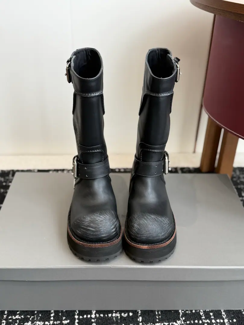 Requisition level Women Men Parisian.26 Fall pre-order New Balenciaga FW26 Venom Boots by balenciaga The most cool poison boots in the upgrade.！ Dark engine wind.！I'm going out to blow up the air field. Original plant data-Original1:1Restore Details The venom boots are designed to be extremely recognizable., A sharp line with a metal button., Every detail is clear.BalenciagaThe front-line attitude.. Leather senses are multiplying., The light is full of luxury., The feet are more comfortable and more specific.. Whether with a pair of jeans, it shows the street's coolness., Or something else., It's all easy.holdStay.. Put it on., You're the most snorting thing on the street., A perfect interpretation of fashion. Original3Altitude formula optional Fabulous.: Customize the faceless cow skin/Do old sabotage. Uchi.: Customize light cow skin - It's a hardware.: Customize pure copper dumb silver rads to make the old version Otsumi!: 3Layer Group-Real leather./Reloadable./Trail rubber outside Codes: Women35-41（40, 41Custom） Men39-45（45Custom）